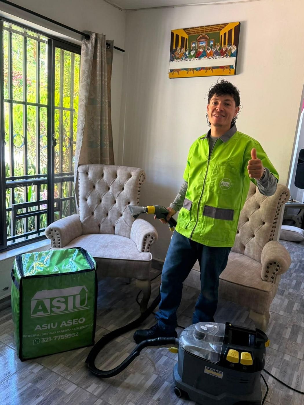 Técnico de ASIU junto a sillones recién lavados con máquina de extracción