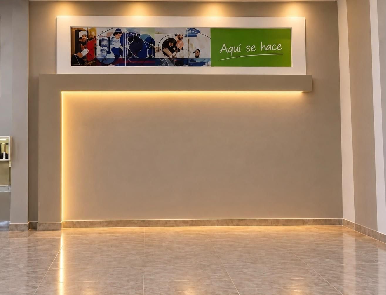 Instalaciones de ASIU con el mural Aquí se hace